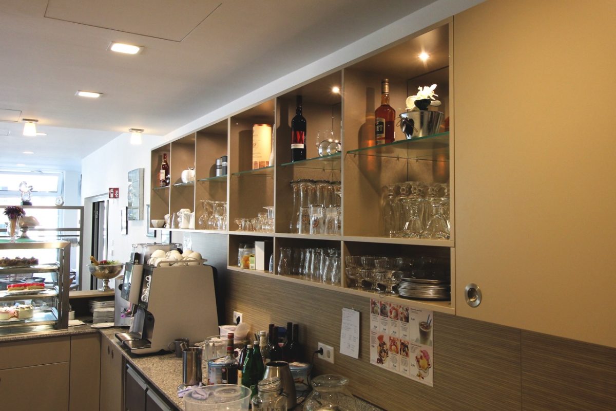 Rückbuffet-Oberschränke-mit-Theke-