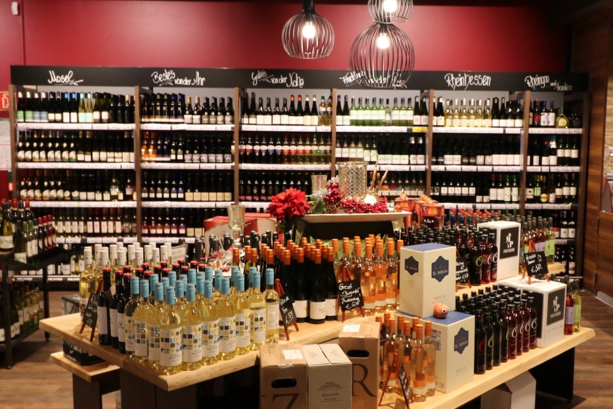 Wein-mitTisch-und-Bank